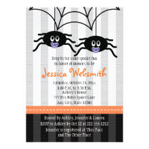 Le pourpre jumelle des invitations de baby shower 