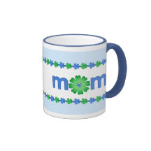 Le ressort bleu du jour de mère fleurit la tasse