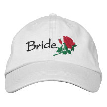 Le rose rouge de la jeune mariée a brodé le casque casquettes brodées