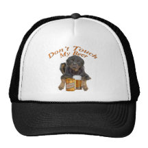 Le rottweiler partage une bière casquettes