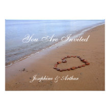 Le rouge bascule le coeur sur la plage sablonneuse invitations personnalisées