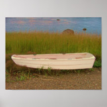 le skiff dans les gris d'herbe échouent le recoin  affiches