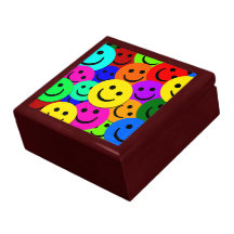 Le smiley fait face à la boîte-cadeau de bijoux de coffrets cadeaux