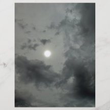 Le soleil flou par deux couches de nuage prospectus en couleur