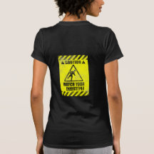 Le T-shirt détruit par noir vintage des femmes de 