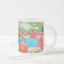 Le troupeau du verre de flamants attaquent tasse à café