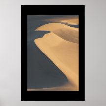 Le tuyau de poêle jaillit des dunes de sable posters