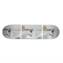 Le Wakeboarder sautent sur une planche à roulettes