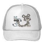 Léopard de neige de bande dessinée et chapeau de C casquettes