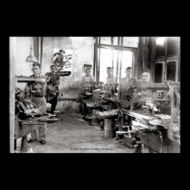 Les années 1940 d'atelier de construction mécaniqu posters