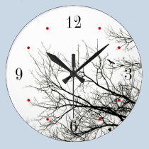 Les arbres silhouettent l'horloge murale noire et  horloges murales