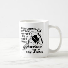 Les artistes professionnels de tatouage sont une r tasse à café