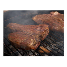 Les biftecks grillant le barbecue grille la viande carte postale
