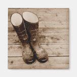 Les bottes en caoutchouc boueuses d'un agriculteur aimant pour réfrigérateur