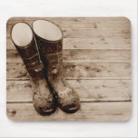Les bottes en caoutchouc boueuses d'un agriculteur tapis de souris