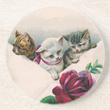 Les chatons mignons vintages sous enveloppe avec s dessous de verre