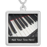 Les clés de piano ont personnalisé le collier de m