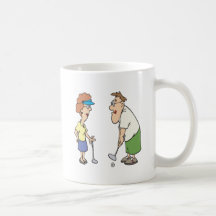 Les couples qui jouent au golf ensemble restent en mugs à café