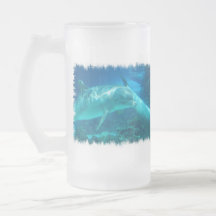 Les dauphins espiègles ont givré la tasse de bière