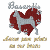 Les empreintes de pattes de congé de Basenjis ont 