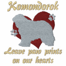 Les empreintes de pattes de congé de Komondorok on