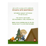 Les enfants campent des invitations de fête d'anni