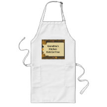 Les enfants de la cuisine de la grand-maman mangen tablier