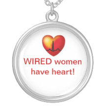 Les femmes de câble ont le collier de coeur