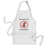 Les filles gardent hors de la cuisine du pépère ! tabliers