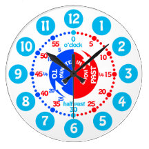 Les garçons apprennent à dire à temps l'horloge mu