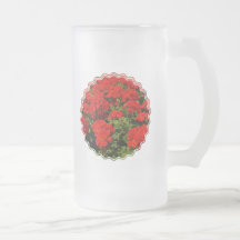 Les géraniums rouges ont givré la tasse de bière