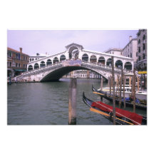Les gondoles et les touristes s'approchent du pont impressions photo