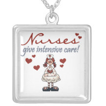 Les infirmières donnent des T-shirts et des cadeau Pendentif