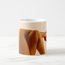 Les jambes nues croisées de la femme avec les talo tasses à café