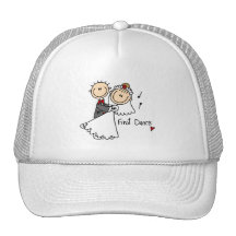 Les jeunes mariés dansent d'abord le T-shirts et l Casquettes