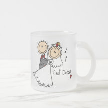 Les jeunes mariés dansent d'abord le T-shirts et l Tasse À Café