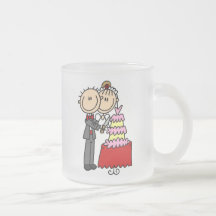 Les jeunes mariés ont coupé le T-shirts et les cad Mug