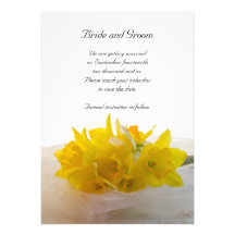 Les jonquilles jaunes sur le mariage blanc font ga cartons d'invitation