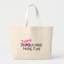Les jumeaux ont plus d'amusement sac
