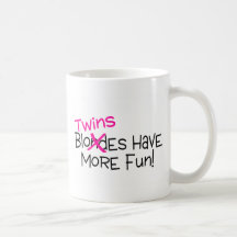 Les jumeaux ont plus d'amusement tasse à café