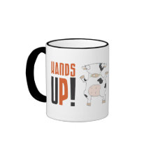 Les mains LÈVENT la tasse