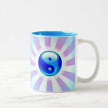 Les opposúx attirent la tasse de Yin Yang