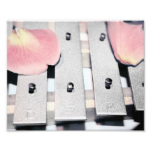 Les pétales de rose sur le métal Bells se sont fan Photographes