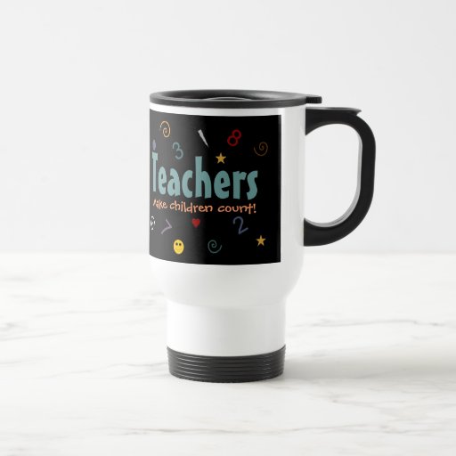 Les professeurs font à des enfants la tasse de com