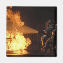 Les sapeurs-pompiers s'éteignent un sapin simulé d magnets pour réfrigérateur