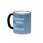 Les volontaires donnent aujourd'hui pour un meille mugs