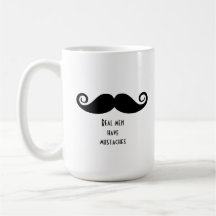 Les vrais hommes ont la moustache tasse
