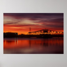 Lever de soleil de pont en rue de point posters