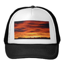 Lever de soleil jetant un coup d'oeil par les nuag casquettes
