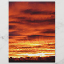 Lever de soleil jetant un coup d'oeil par les nuag prospectus en couleur